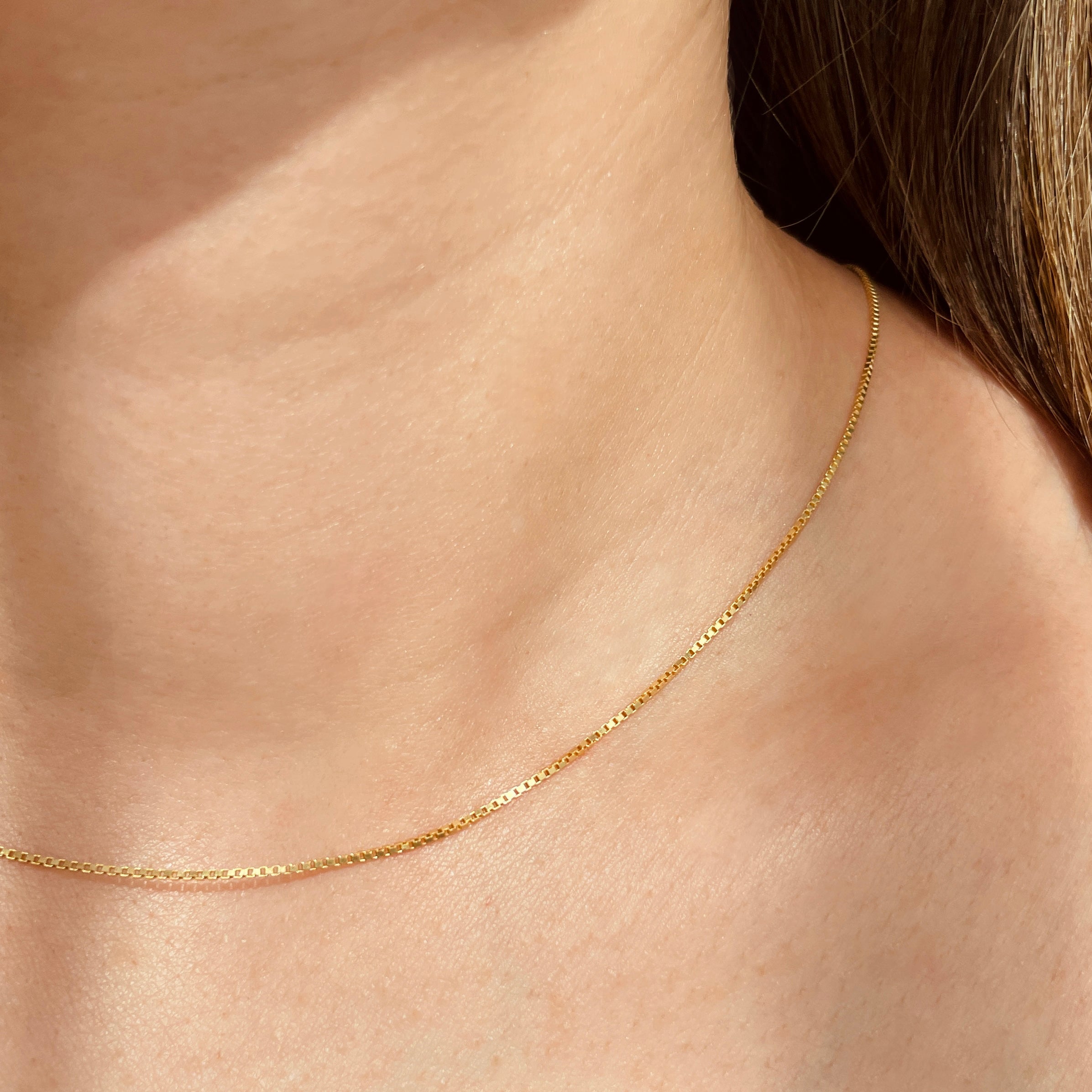 COLLANA D'ORO OLIVIA Di Clara Niubò Per Joidart – Collana Corta In Metallo Dorato Placcato 24K, Con Foglie E Smalto Verde Oliva, Made In Costa Brava